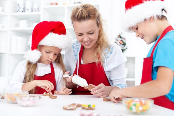 Rodina zdobení vánočního cukroví — Stock fotografie