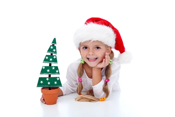 Счастливая девушка с рождественским декором — стоковое фото