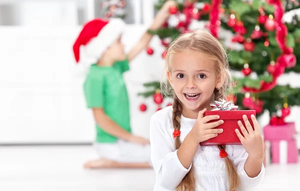 La emoción de la Navidad en la infancia —  Fotos de Stock