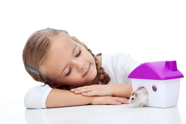 Маленькая девочка со своим хомяком — стоковое фото