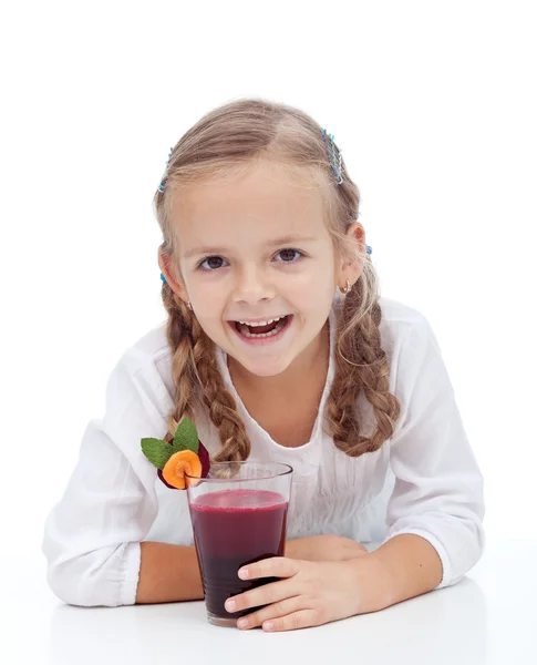 Zdravé šťastné děvče s čerstvou šťávu z červené řepy a mrkve — Stock fotografie
