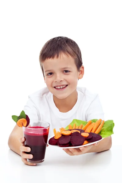 Enfant sain avec du jus de betterave frais et des tranches de légumes — Photo