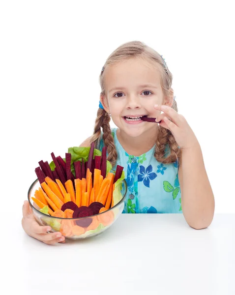 Девочка держит миску с овощами — стоковое фото