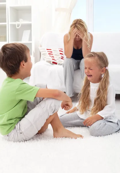 Kids fighting and crying — Stock Photo, Image