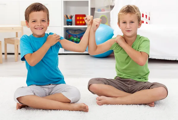 Meninos mostrando seus bíceps — Fotografia de Stock
