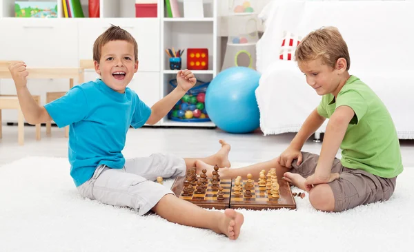 Junge gewinnt Schachspiel — Stockfoto