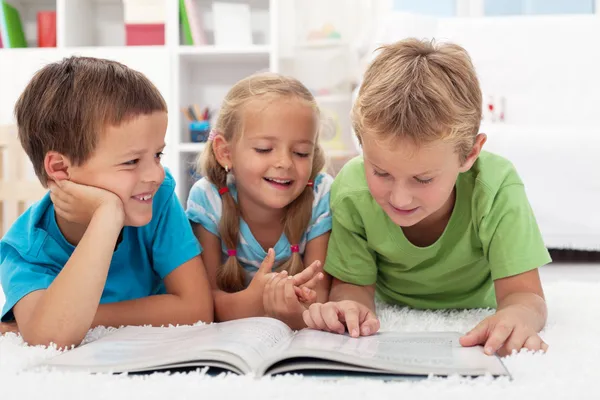 Děti baví čtení — Stock fotografie