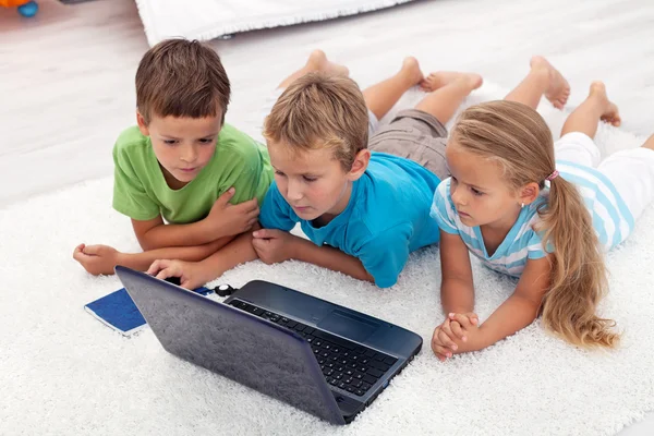 Crianças olhando para o computador portátil — Fotografia de Stock