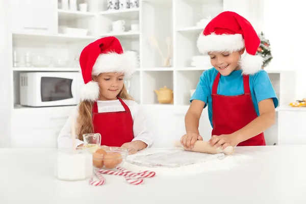 Haciendo galletas sorpresa de Navidad — Foto de Stock