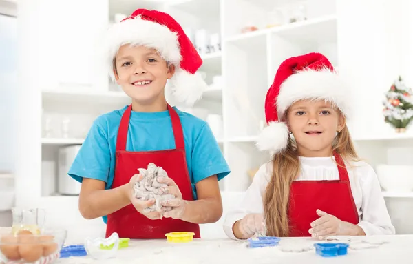 Crianças fazendo biscoitos de Natal — Fotografia de Stock