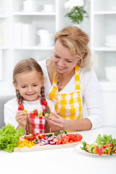 Mãe e criança preparando alimentos — Fotografia de Stock