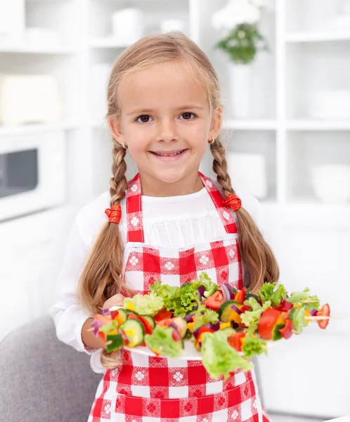 Menina feliz com prato de legumes — Fotografia de Stock