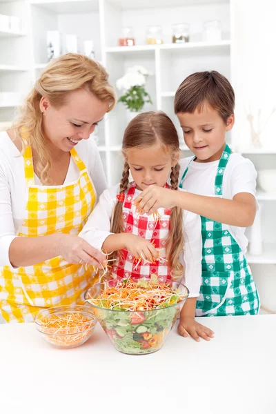 The last touch on a healthy salad — Stock Photo, Image