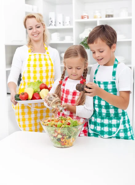 Kinder bereiten einen gesunden frischen Salat zu — Stockfoto