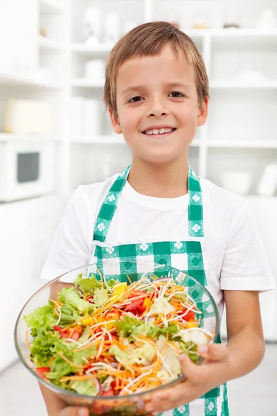 Niño feliz con ensalada fresca - nutrición saludable —  Fotos de Stock