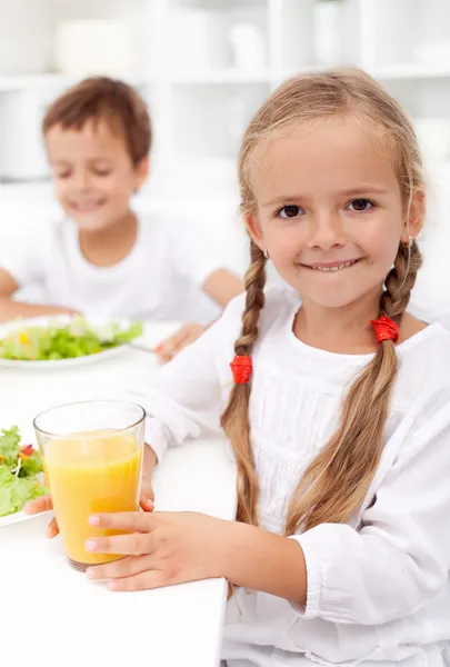 Enfants heureux en bonne santé manger — Photo