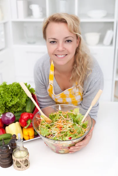 Vrouw met verse salade — Stockfoto