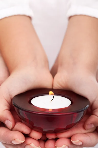 Dzieci i dorosłych ręce trzyma świecę — Zdjęcie stockowe