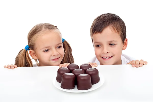 Kinder sehnen sich nach Süßigkeiten — Stockfoto