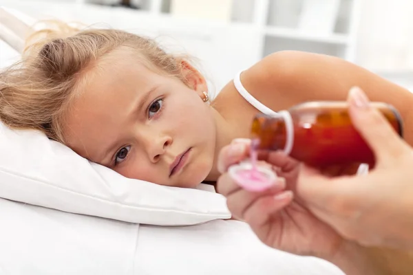 Sjuk liten flicka väntar på medicinering — Stockfoto