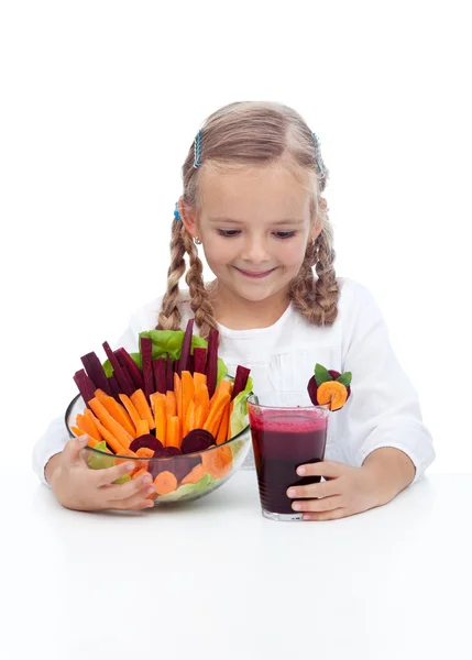 Маленькая девочка со свежими овощами и соком — стоковое фото