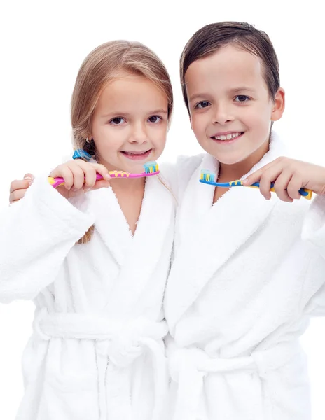 Дети готовятся чистить зубы — стоковое фото