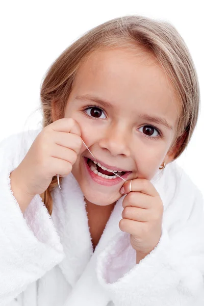 Dziewczynka nicią dentystyczną — Zdjęcie stockowe
