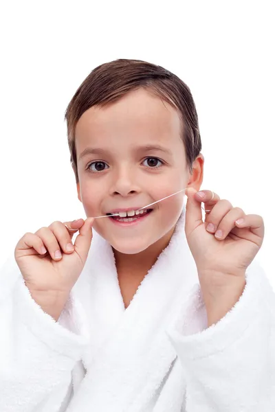 小男孩用牙线牙齿 — 图库照片