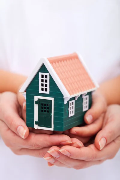 Beschermen van uw huis - verzekering concept — Stockfoto