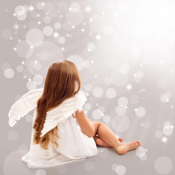 Pequeno anjo pensando na luz divina — Fotografia de Stock