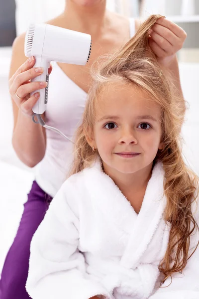Asciugatura dei capelli - igiene personale — Foto Stock