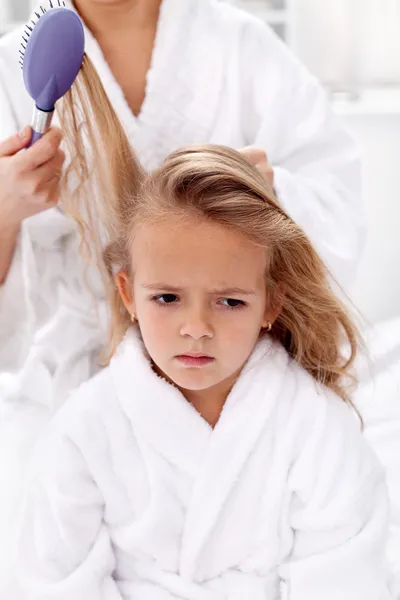 Pettinare e tirare i capelli - il prezzo della bellezza — Foto Stock