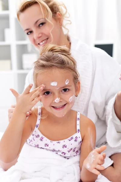 After bath body care - applying face cream — Stock Photo, Image