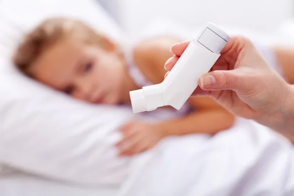 Sick kid with inhaler in foreground — Stock Photo, Image