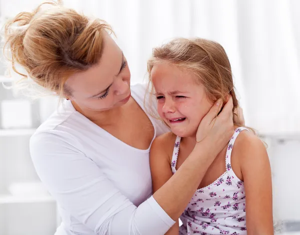 Mutter tröstet ihr weinendes kleines Mädchen — Stockfoto