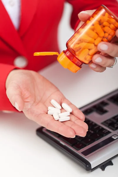 Užívání pilulek v kanceláři — Stock fotografie