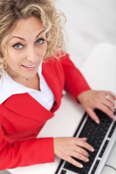 Smiling woman in the office — Stock Photo, Image