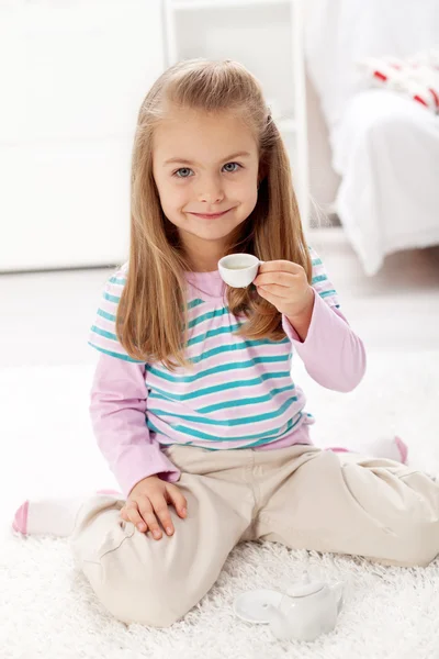 Kleines Mädchen beim Tee — Stockfoto