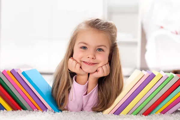 Kleines Mädchen entdeckt die Welt der Bücher — Stockfoto