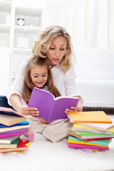 Lendo um livro com a mãe — Fotografia de Stock