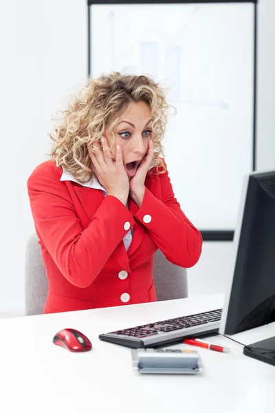 Oh no - shocked business woman in front of computer — Stock Photo, Image