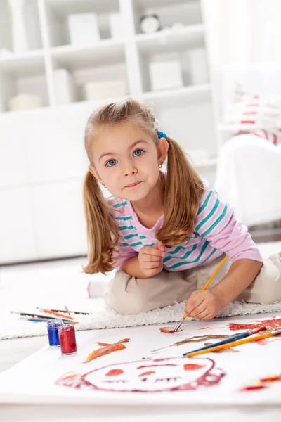 Mały artysta dziewczyna malarstwo — Zdjęcie stockowe