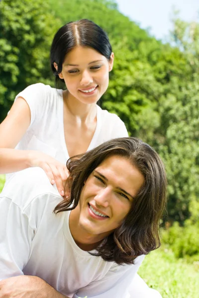 Feliz sorrindo jovem casal no romântico encontro ao ar livre — Fotografia de Stock