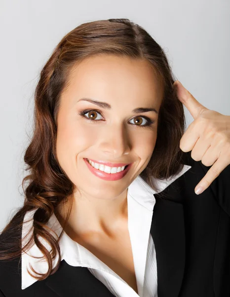 Geschäftsfrau mit Anruf-Geste — Stockfoto