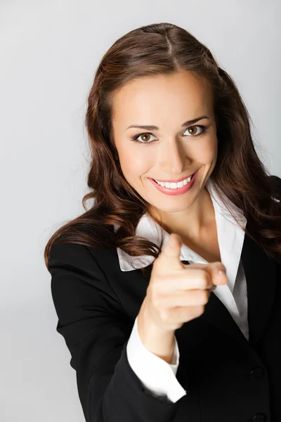 Görüntüleyici, grey üzerinde iş kadını işaret parmağı — Stok fotoğraf
