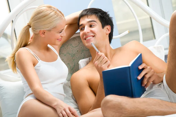 Jovem atraente feliz sorrindo casal com notebook no quarto — Fotografia de Stock