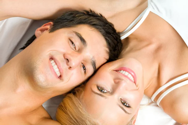 年轻快乐的绵绵的情侣在卧室的肖像 — 图库照片