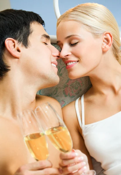 Giovane felice coppia amorosa sorridente con champagne, celebrando — Foto Stock