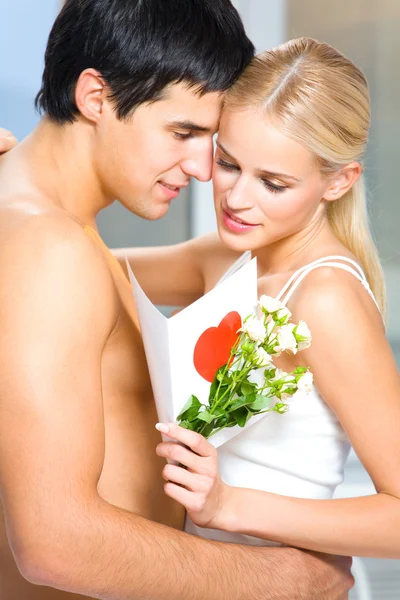 Giovane attraente felice coppia amorosa in camera da letto — Foto Stock