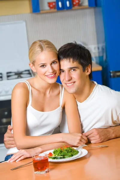 Joven feliz pareja amorosa en la cocina doméstica —  Fotos de Stock